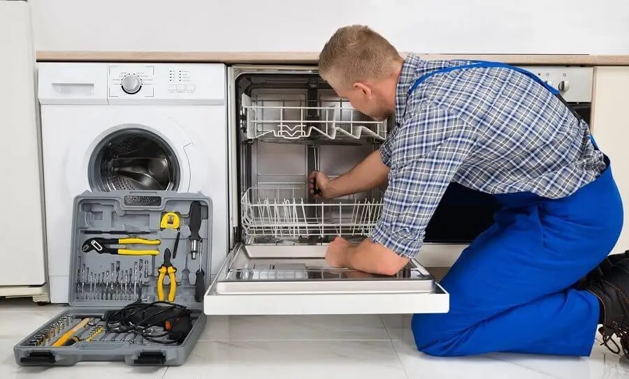 Gölcük Beko servisi teknisyen ekibi beyaz eşya tamiri yaparken